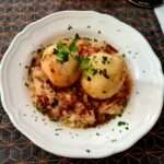 Speckknödel mit Krautsalat